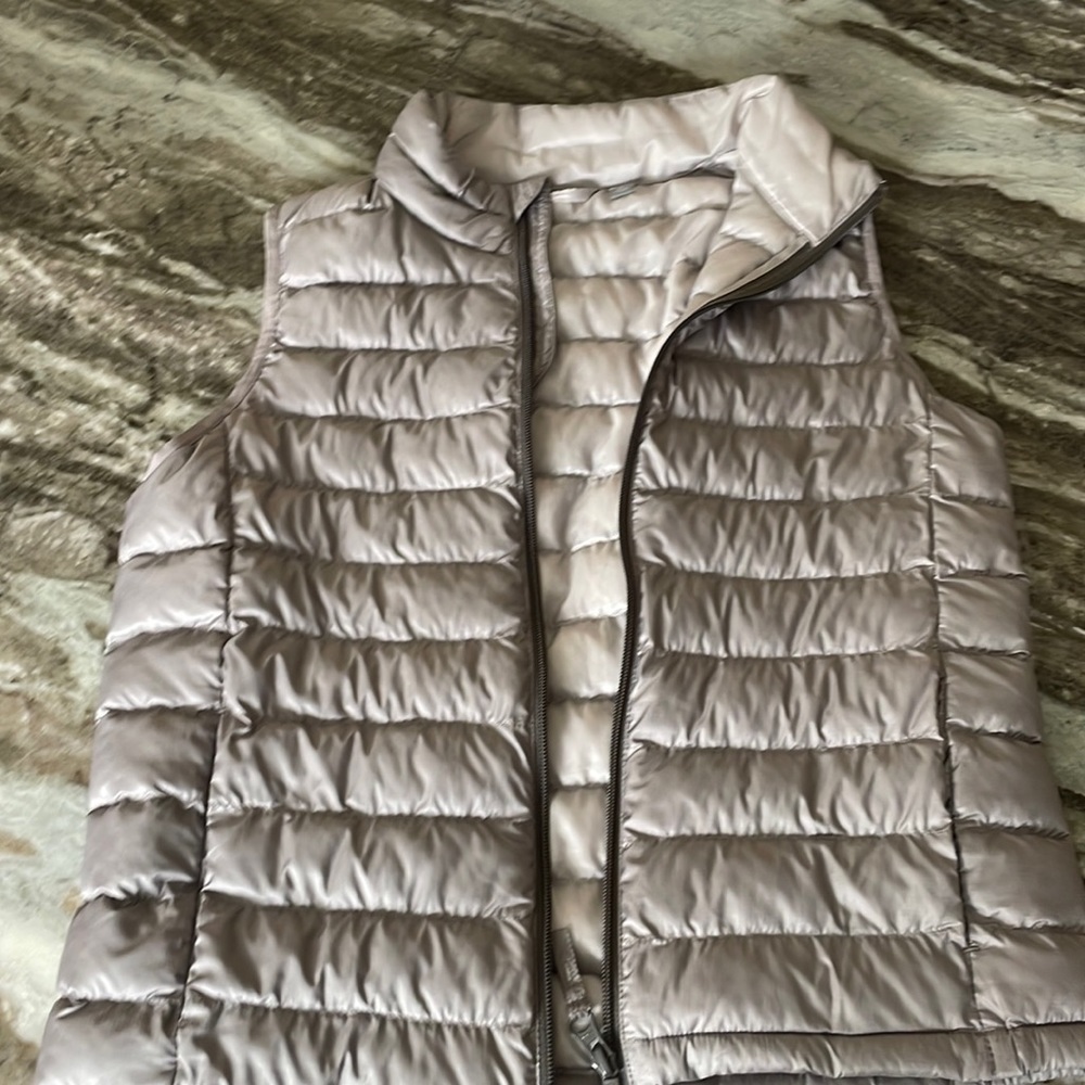 Uniqlo kids ultra light down vest size 11 tan/gray
